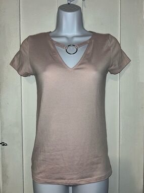 eye candy Ring-Detail V-Neck Short Sleeve Tee in Blush